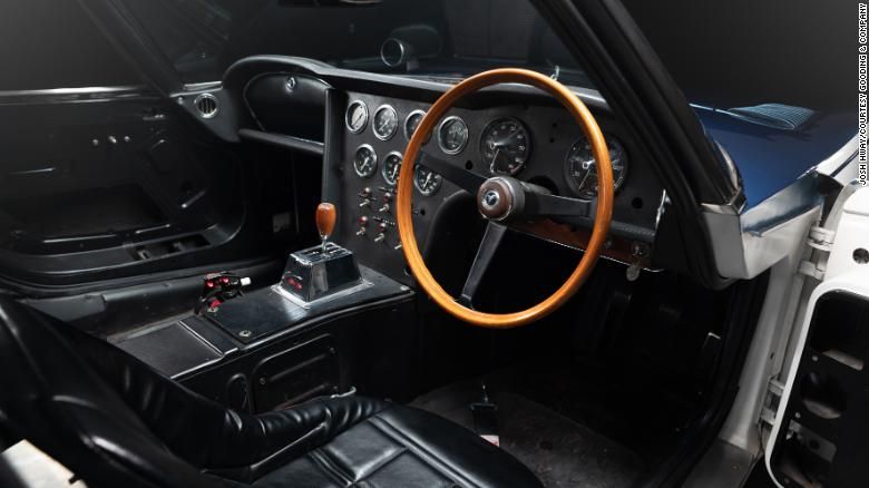 Carroll Shelby e equipe tiraram parte da madeira do interior elegante do 2000GT / Divulgação