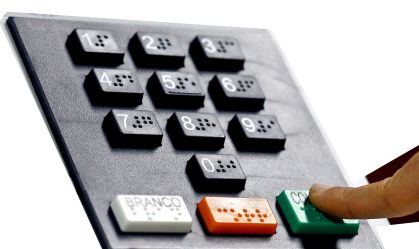 Eleições 2022: TSE disponibiliza fones de ouvido para deficientes visuais