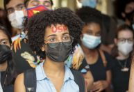 Escolha precoce de carreira está associada a desistências no ensino superior, dizem especialistas