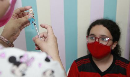 Com médias móveis em queda, Brasil registra 389 mortes por Covid-19 em 24 horas