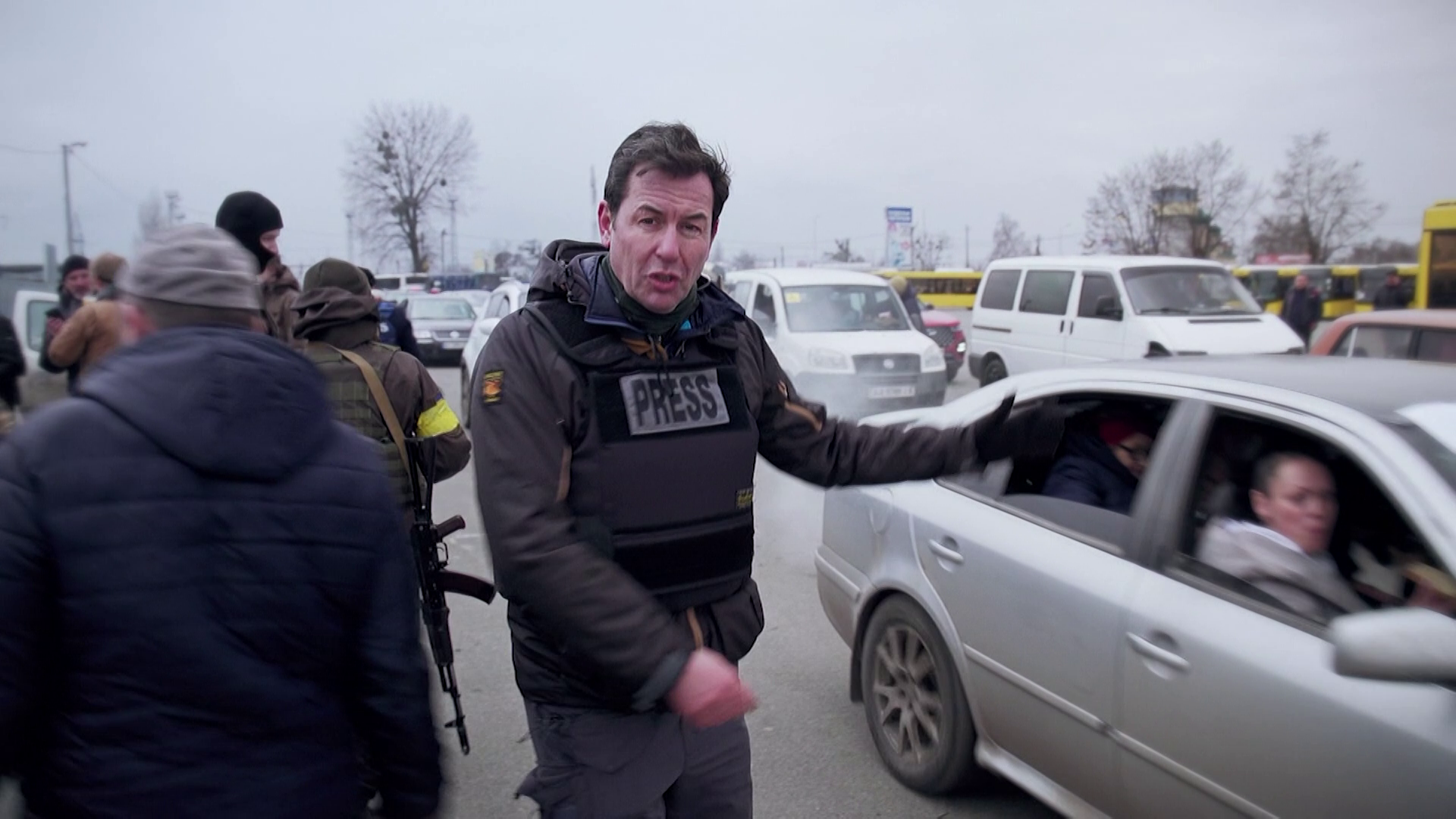 Nos arredores de Kiev, o correspondente da CNN Matthew Chance acompanha a saída de ucranianos da capital do país / Foto: Reprodução/CNN