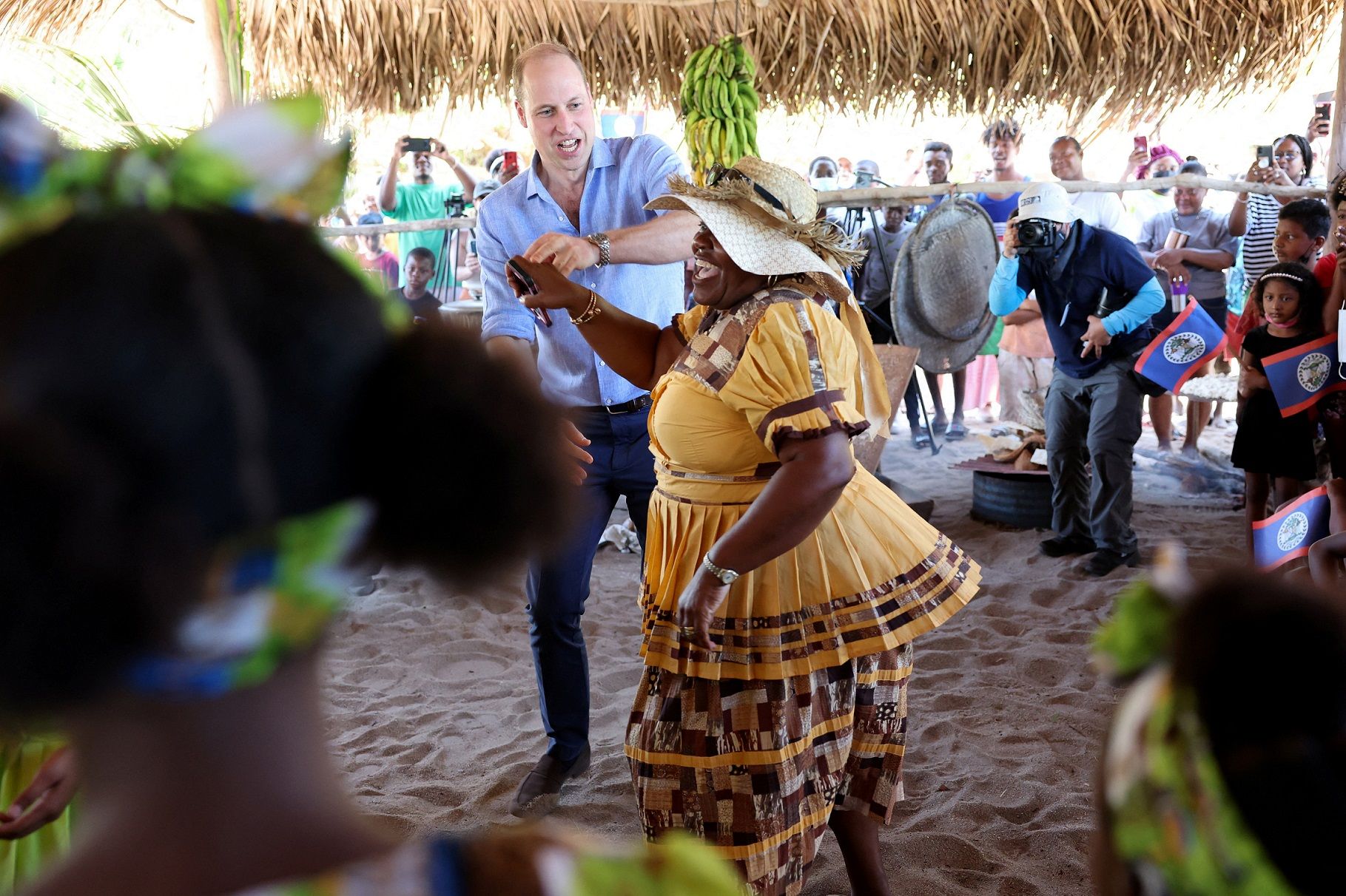 Príncipe William dança durante visita a Belize
