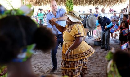 Príncipe William e Kate dançam e fazem chocolate durante turnê em Belize