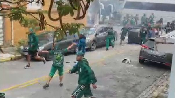 Torcedores do Santos e do Coritiba entraram em confronto nos arredores do estádio da Vila Belmiro na manhã deste domingo (17)