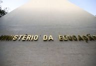 Governo bloqueia R$ 1,7 bilhão do Ministério da Educação