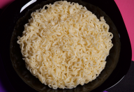 Nissin anuncia lançamento de miojo doce nos sabores chocolate e beijinho