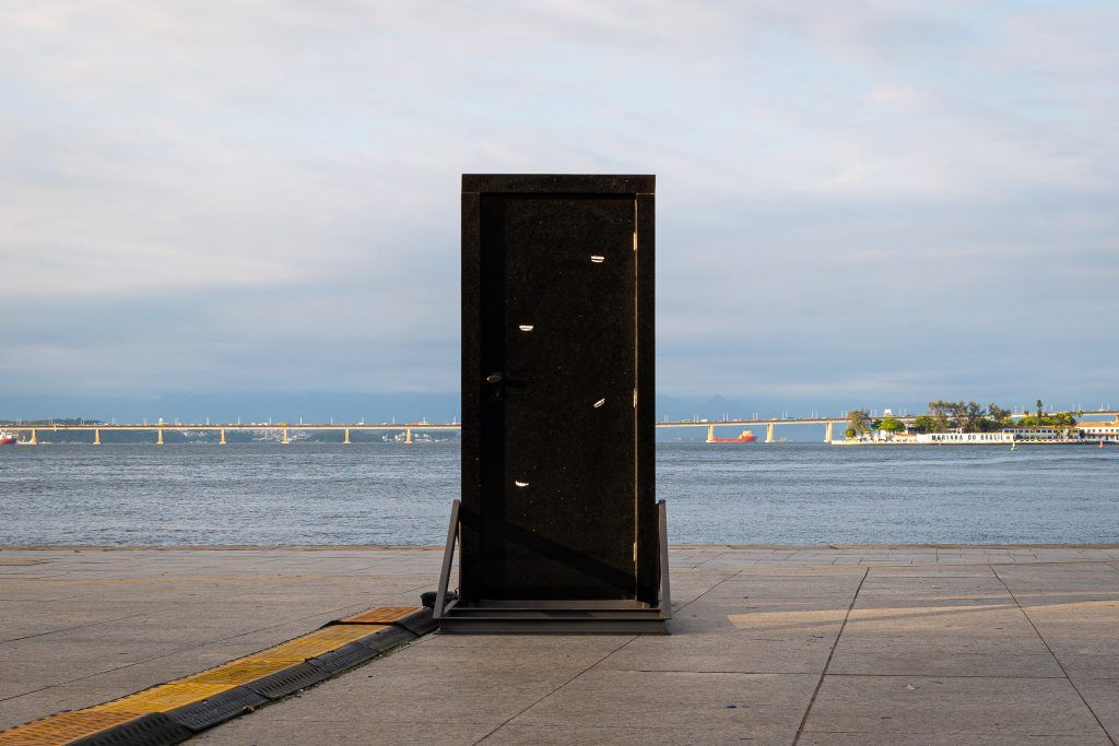 1NOITE FAMINTA (2021). Escultura. Granito, aço galvanizado e ferro maciço. Dimensões- 2,30m x 1,20m x 1,20m.