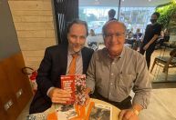 Alckmin aparece em foto ao lado de livro sobre inocência de Lula na Lava Jato