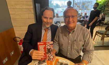 Alckmin aparece em foto ao lado de livro sobre inocência de Lula na Lava Jato