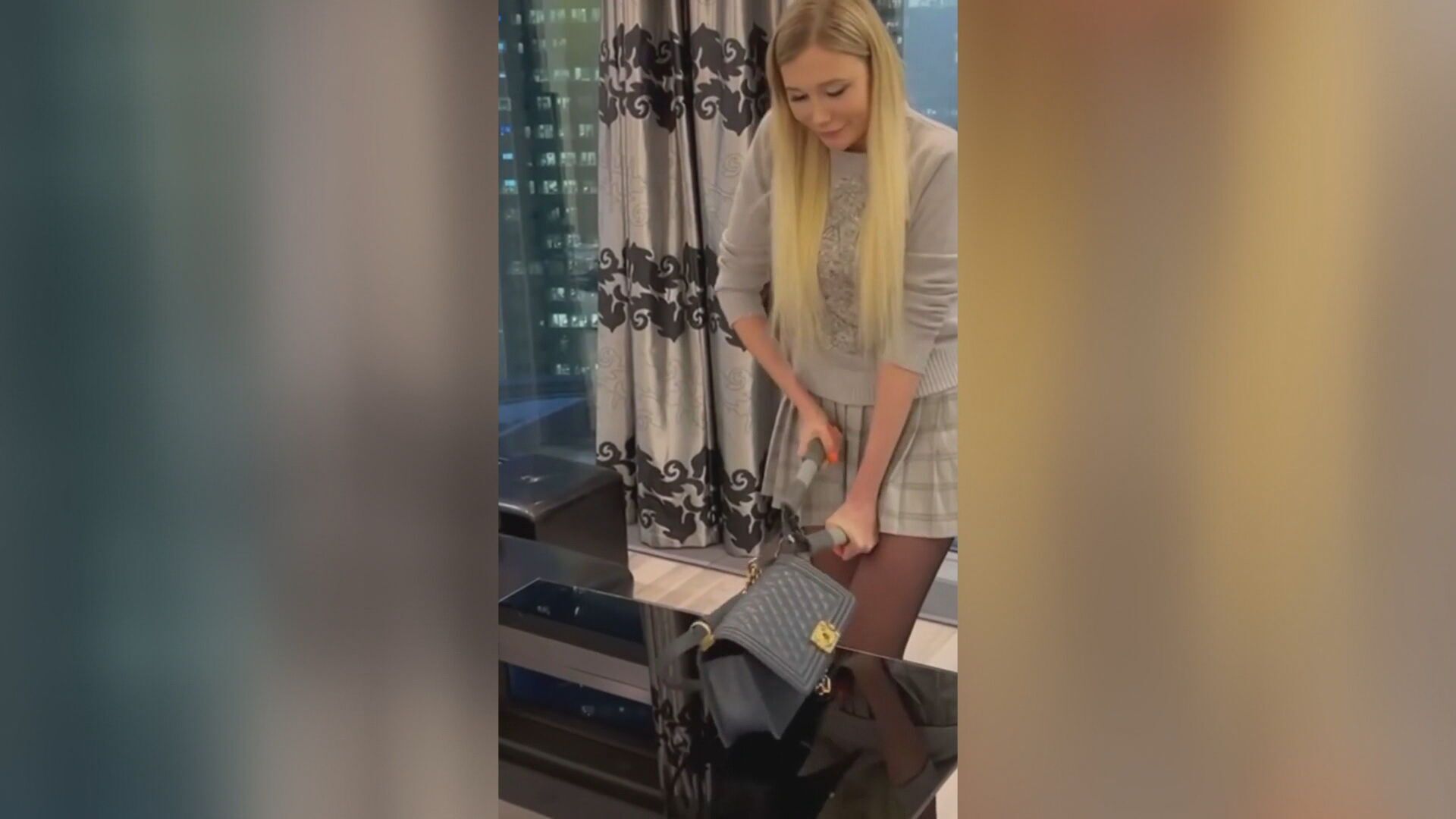 Imagem de destaque do post: Influenciadoras russas destroem bolsas da Chanel após suspensão de negócios no país