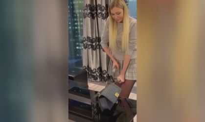 Imagem de destaque do post: Influenciadoras russas destroem bolsas da Chanel após suspensão de negócios no país