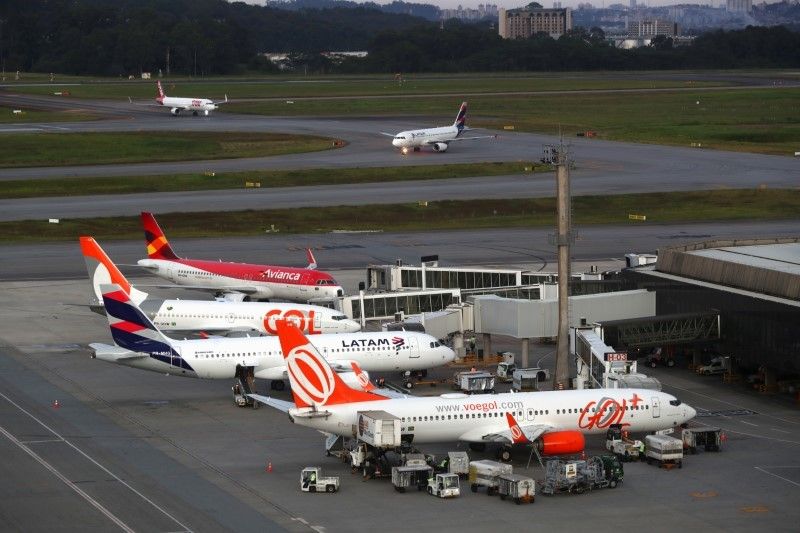 Aviões no aeroporto internacional de Guarulhos, próximo à São Paulo