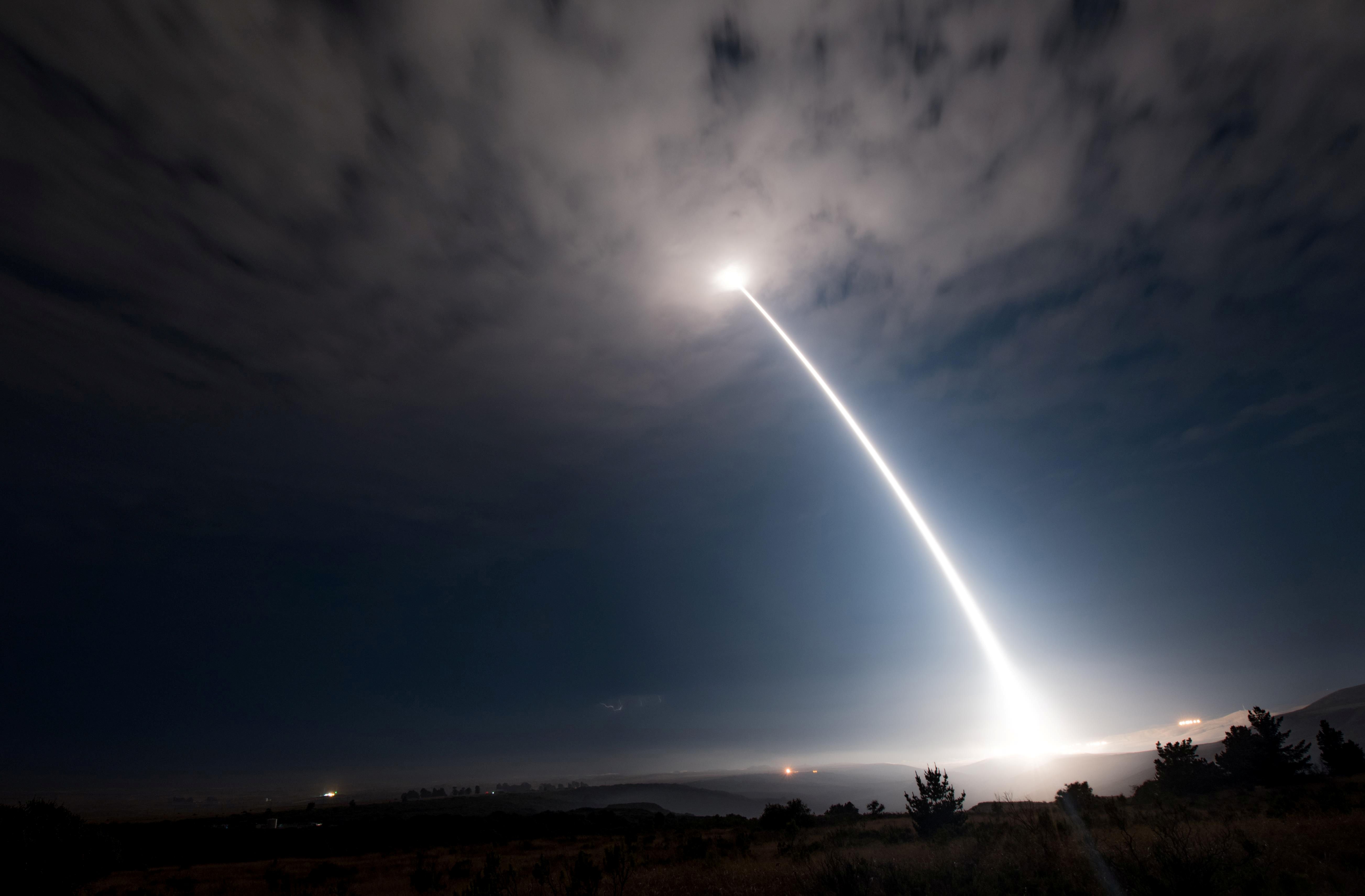Míssil balístico intercontinental Minuteman III desarmado é lançado da Base Aérea de Vandenberg em 2017