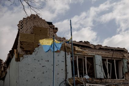 Bandeira da Ucrânia em prédio destruído por bombardeio em Derhachi, na Ucrânia