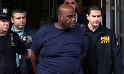 Suspeito de ataque a tiros no metrô de NY comparece a tribunal e continuará preso