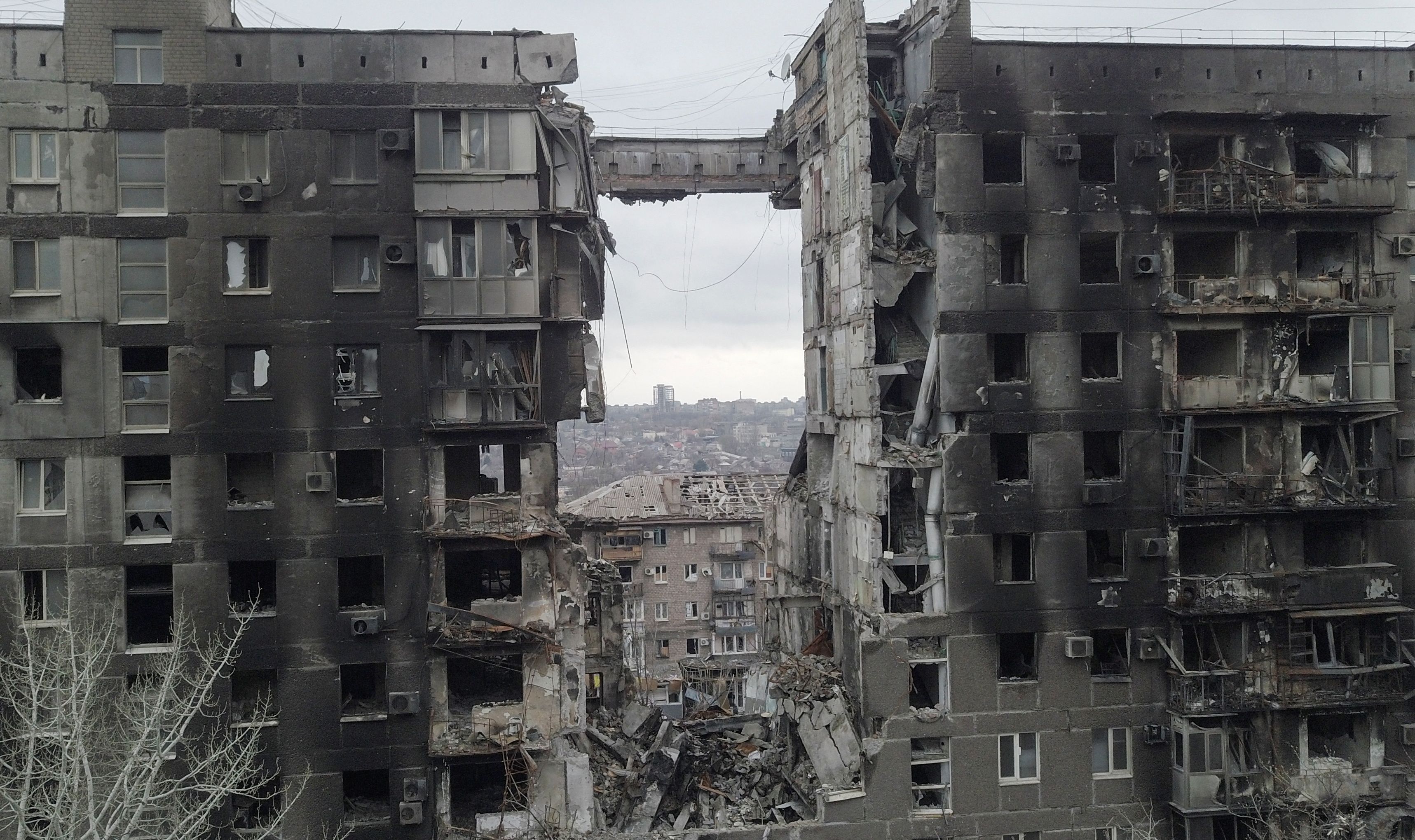 Foto tirada por drone mostra destruição em prédio residencial de Mariupol, no sul da Ucrânia.