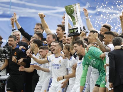 Jogadores do Real Madrid levantam troféu de campeão espanhol