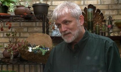 Professor dos EUA diz que foi demitido após distribuir pulseiras LGBT aos alunos