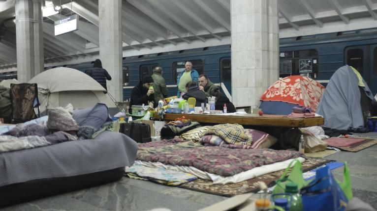 Milhares de famílias aterrorizadas buscaram refúgio nas estações de metrô de Kharkiv desde que a invasão da Rússia começou no final de fevereiro / Foto: Jo Shelley/CNN