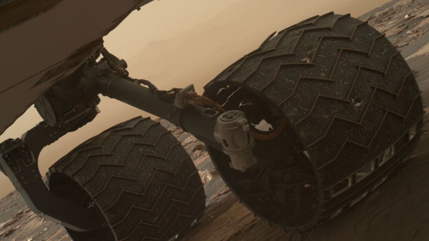 Ventifacts anteriormente causaram alguns danos às rodas do rover, como visto nesta foto de março de 2017. / NASA/JPL-Caltech/MSSS