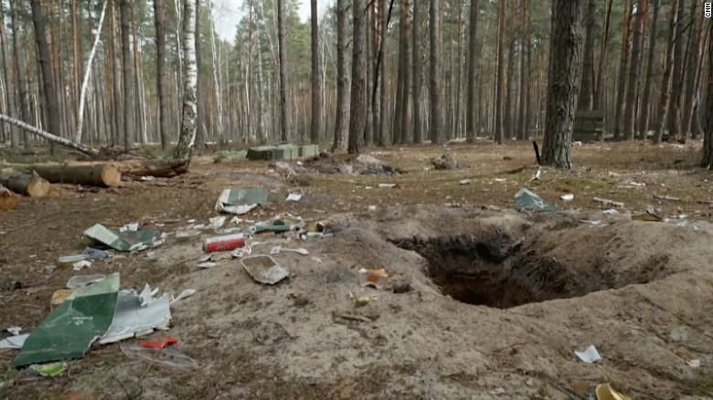 Restos de acampamento russo em mata nos arredores de Kiev.
