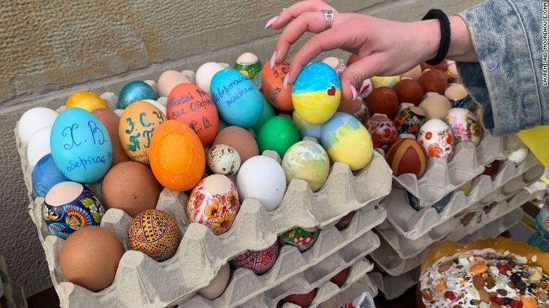 Cestas de Páscoa serão enviadas aos soldados com ovos decorativos com mensagens de encorajamento / CNN