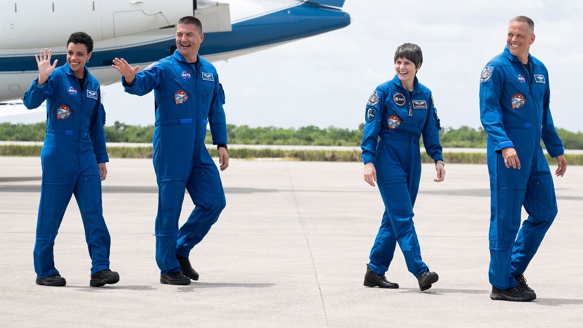 Os astronautas da Nasa Jessica Watkins, à esquerda, Kjell Lindgren, segundo da esquerda, a astronauta da ESA (Agência Espacial Europeia) Samantha Cristoforetti, a segunda da direita, e o astronauta da Nasa Robert Hines, à direita, são vistos ao deixarem as instalações de lançamento e pouso no Kennedy Space Center da Nasa. / (Nasa/Joel Kowsky)