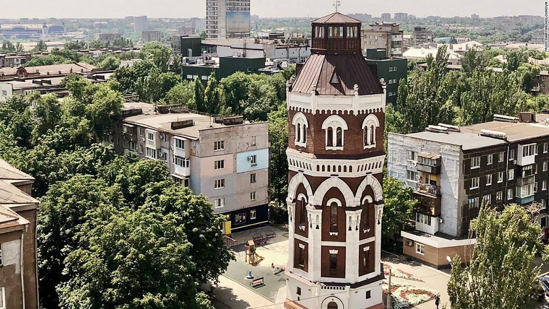 Holovnova costumava guiar passeios a partir da antiga caixa d'água da cidade, perto da Praça do Teatro. / Maryna Holova