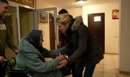 Idosa de 86 anos é evacuada para local seguro na Ucrânia: "Finalmente estou calma"