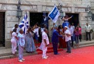 “Maior espetáculo da terra está de volta”, diz Paes ao entregar chave para o Rei Momo