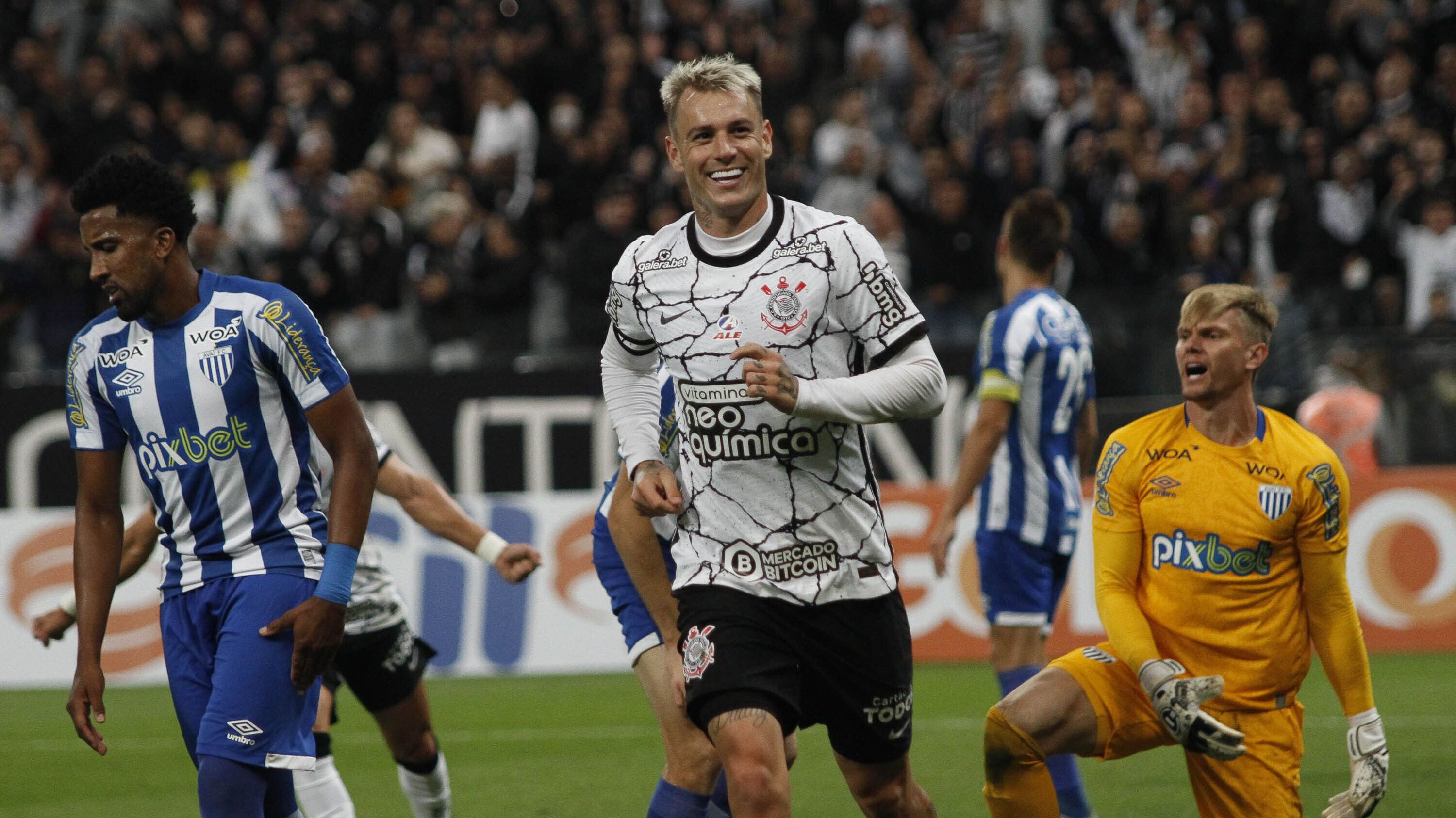 Róger Guedes marcou todos os três gols da vitória do Corinthians contra o Avaí pela segunda rodada do Campeonato Brasileiro