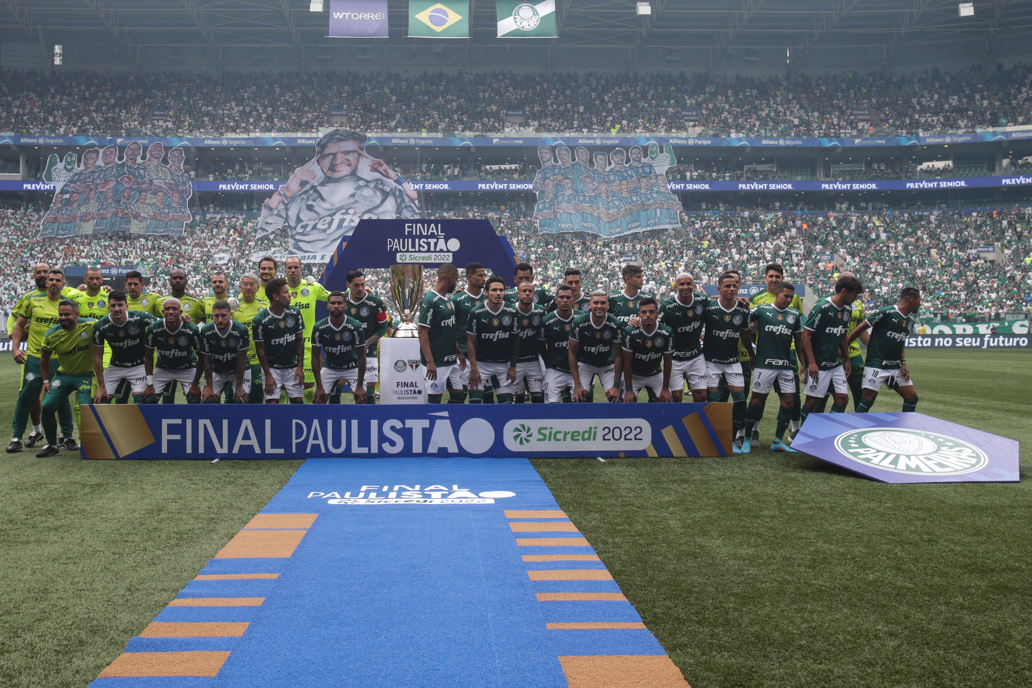 Time posado da equipe do Palmeiras antes do início da partida com o São Paulo, disputada na Arena Allianz Parque, na zona oeste da capital paulista, válida pela final do Campeonato Paulista, na tarde deste domingo, 3 de abril de 2022.