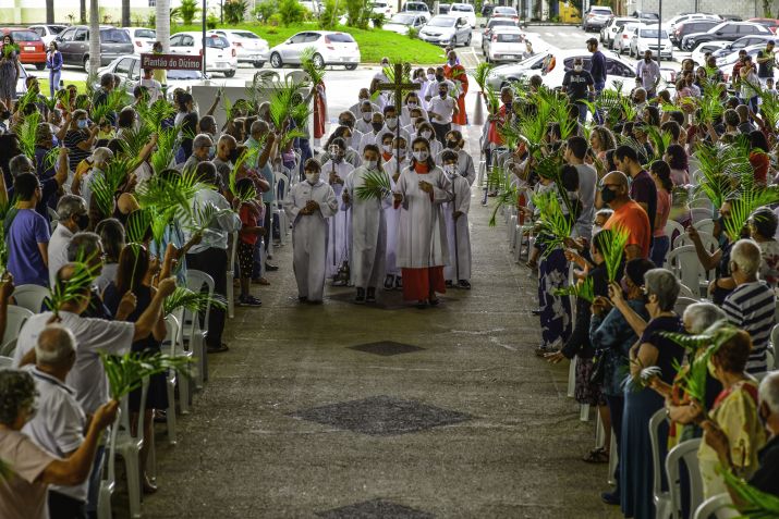 Missa de Domingo de Ramos, tradicional celebração da Igreja Católica, na Paróquia Coração de Jesus, em São José dos Campos (SP) / LUCAS LACAZ RUIZ/ESTADÃO CONTEÚDO
