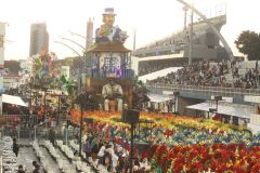 Desfile da escola de samba Acadêmicos do Tatuapé, 6ª do Grupo Especial do Carnaval de São Paulo 2022 a entrar na passarela, no Sambódromo do Anhembi, na zona norte da capital paulista, no início da madrugada deste sábado, 23 de abril de 2022.