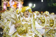 Desfile da escola de samba Unidos de Vila Maria, 5ª do Grupo Especial do Carnaval de São Paulo 2022 a entrar na passarela, no Sambódromo do Anhembi, na zona norte da capital paulista, na madrugada deste sábado, 23 de abril de 2022