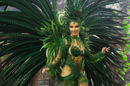 Desfile da escola de samba Mancha Verde, 3ª do Grupo Especial do Carnaval de São Paulo 2022 a entrar na passarela, no Sambódromo do Anhembi, na zona norte da capital paulista, no início da madrugada deste sábado, 23 de abril de 2022
