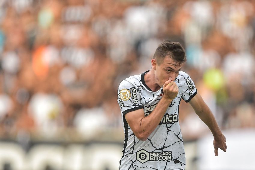 Lucas Piton, jogador do Corinthians, comemora seu gol durante partida contra o Botafogo no estádio Nilton Santos pelo Campeonato Brasileiro / THIAGO RIBEIRO/AGIF - AGÊNCIA DE FOTOGRAFIA/ESTADÃO CONTEÚDO