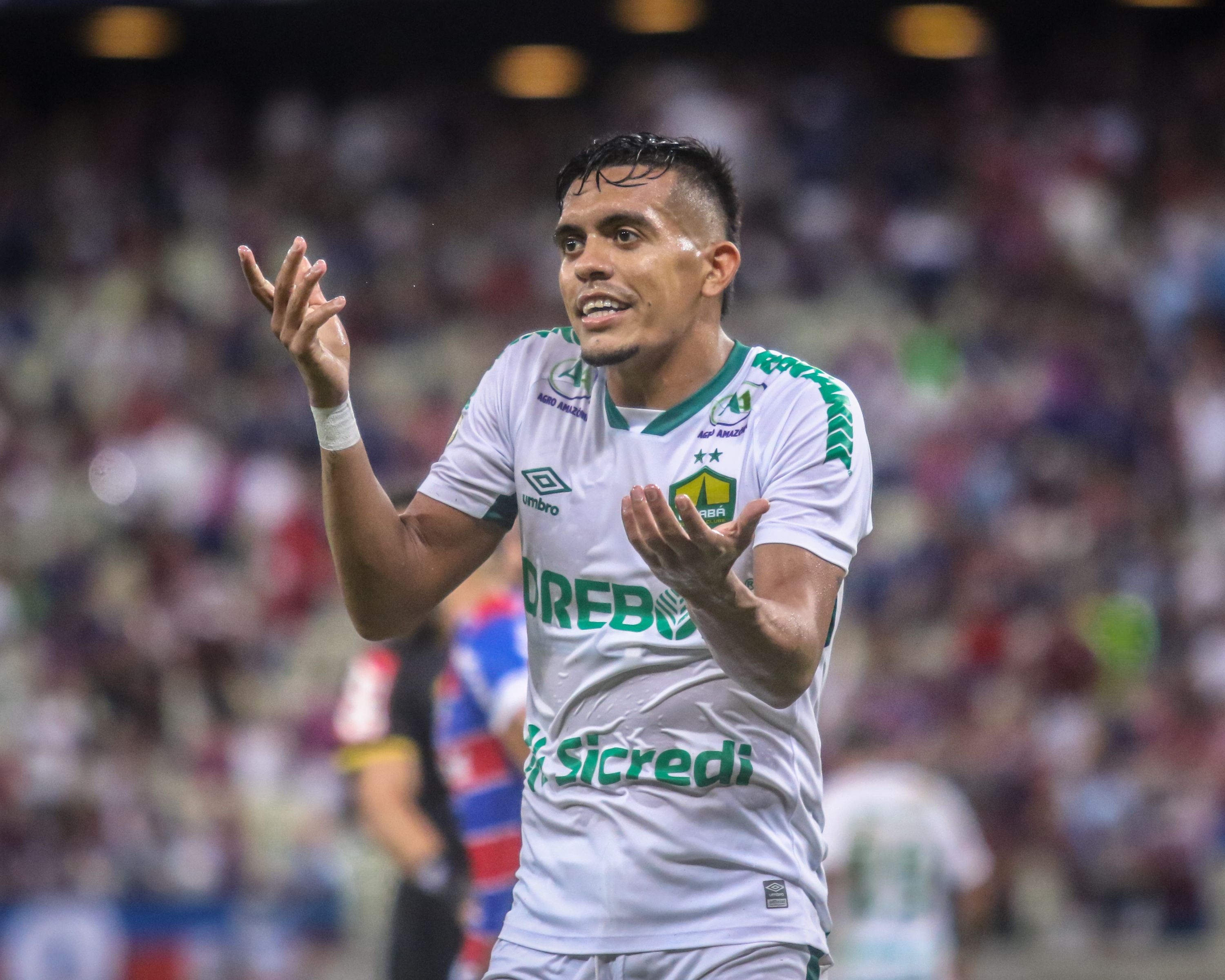 Igor Carius, jogador do Cuiabá, durante partida contra o Fortaleza, no estádio Arena Castelão, pelo Campeonato Brasileiro / LUCAS EMANUEL/AGIF - AGÊNCIA DE FOTOGRAFIA/AGIF - AGÊNCIA DE FOTOGRAFIA/ESTADÃO CONTEÚDO