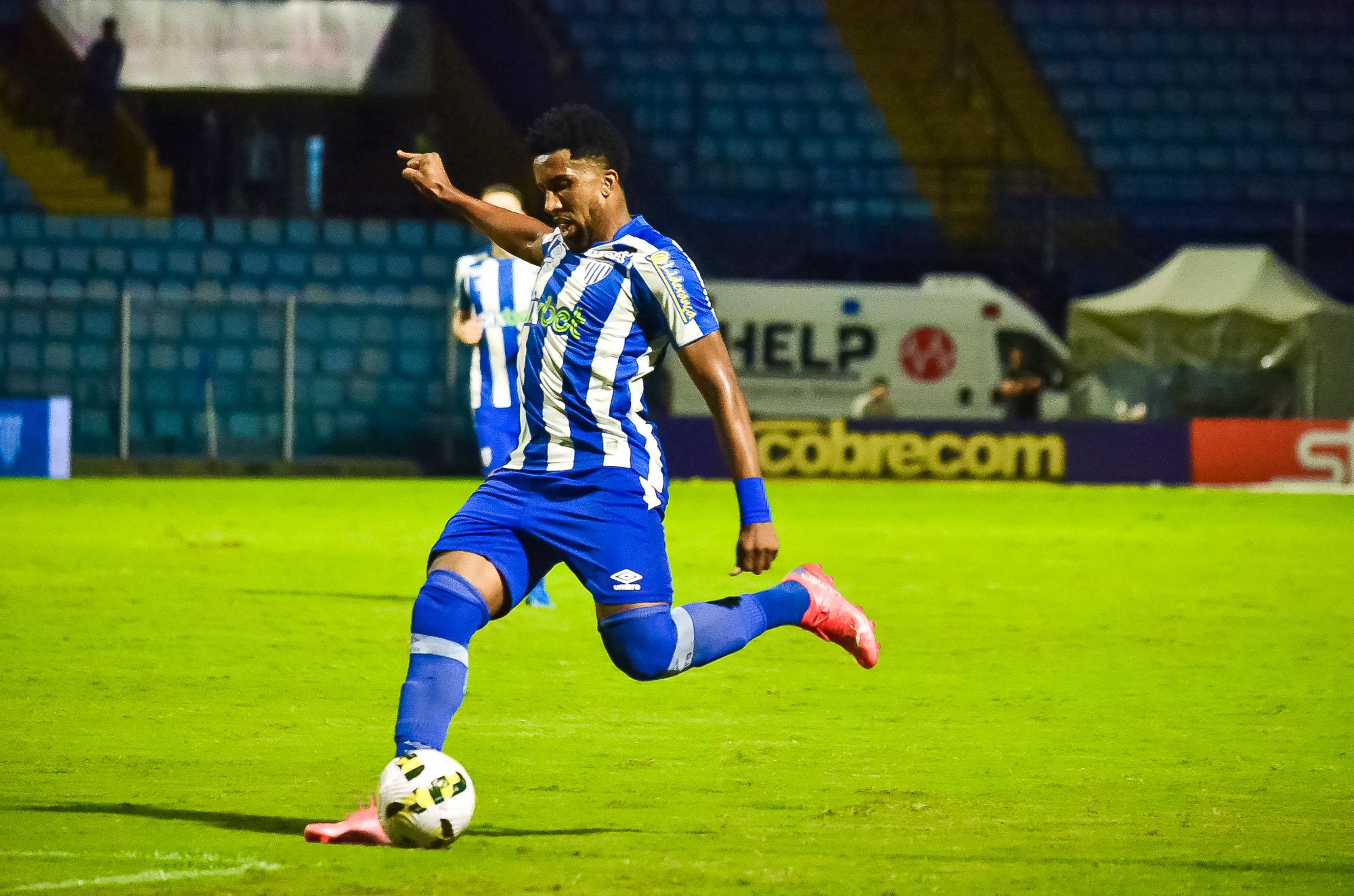 Cortez, jogador do Avaí, durante partida contra o América-MG no estádio Ressacada, pelo Campeonato Brasileiro / R.PIERRE/AGIF - AGÊNCIA DE FOTOGRAFIA/AGIF - AGÊNCIA DE FOTOGRAFIA/ESTADÃO CONTEÚDO