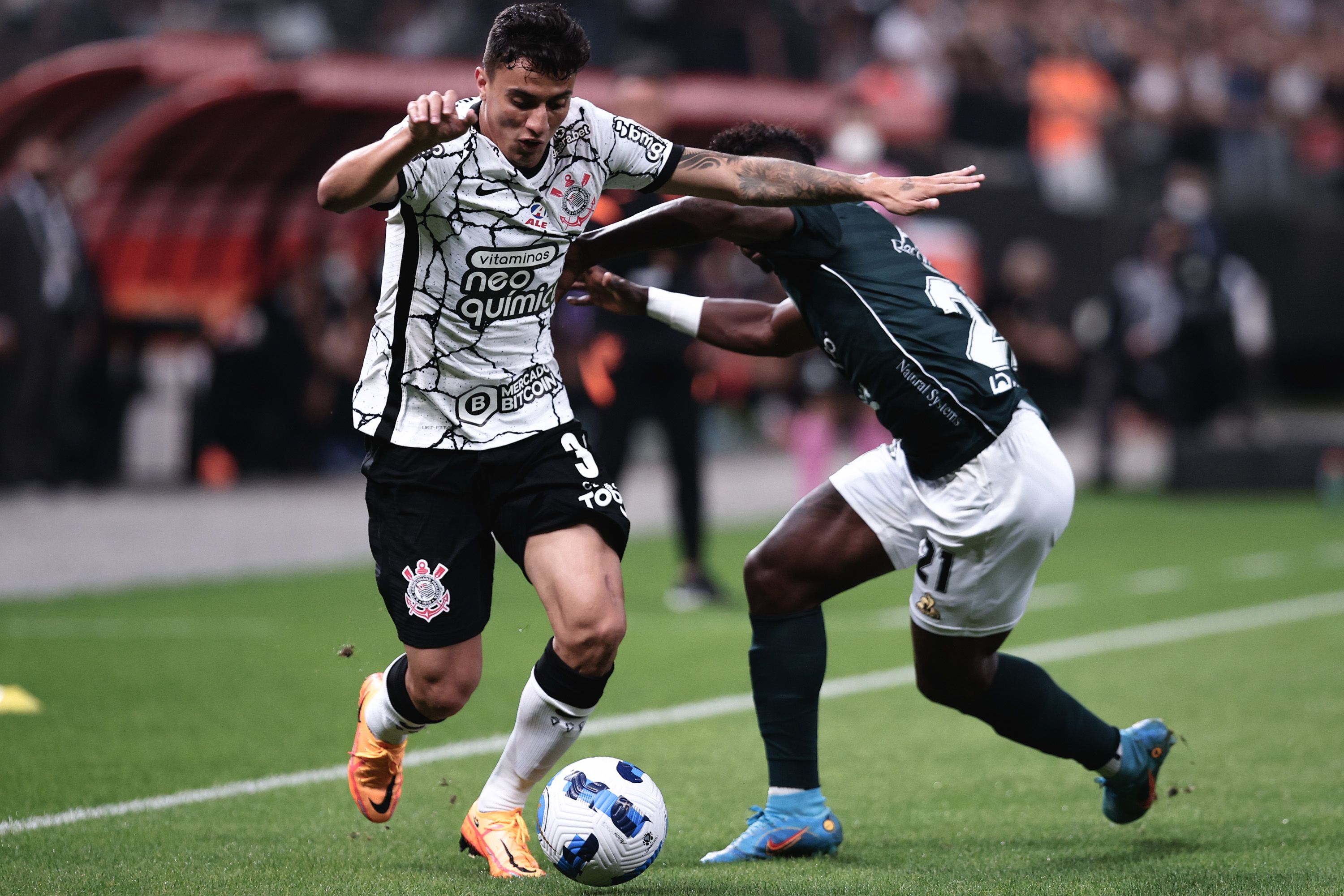 Gustavo Mantuan, jogador do Corinthians, disputa lance com Kevin Velasco, jogador do Deportivo Cali, durante partida no estádio Arena Corinthians pelo campeonato Copa Libertadores / ETTORE CHIEREGUINI/AGIF - AGÊNCIA DE FOTOGRAFIA/AGIF - AGÊNCIA DE FOTOGRAFIA/ESTADÃO CONTEÚDO