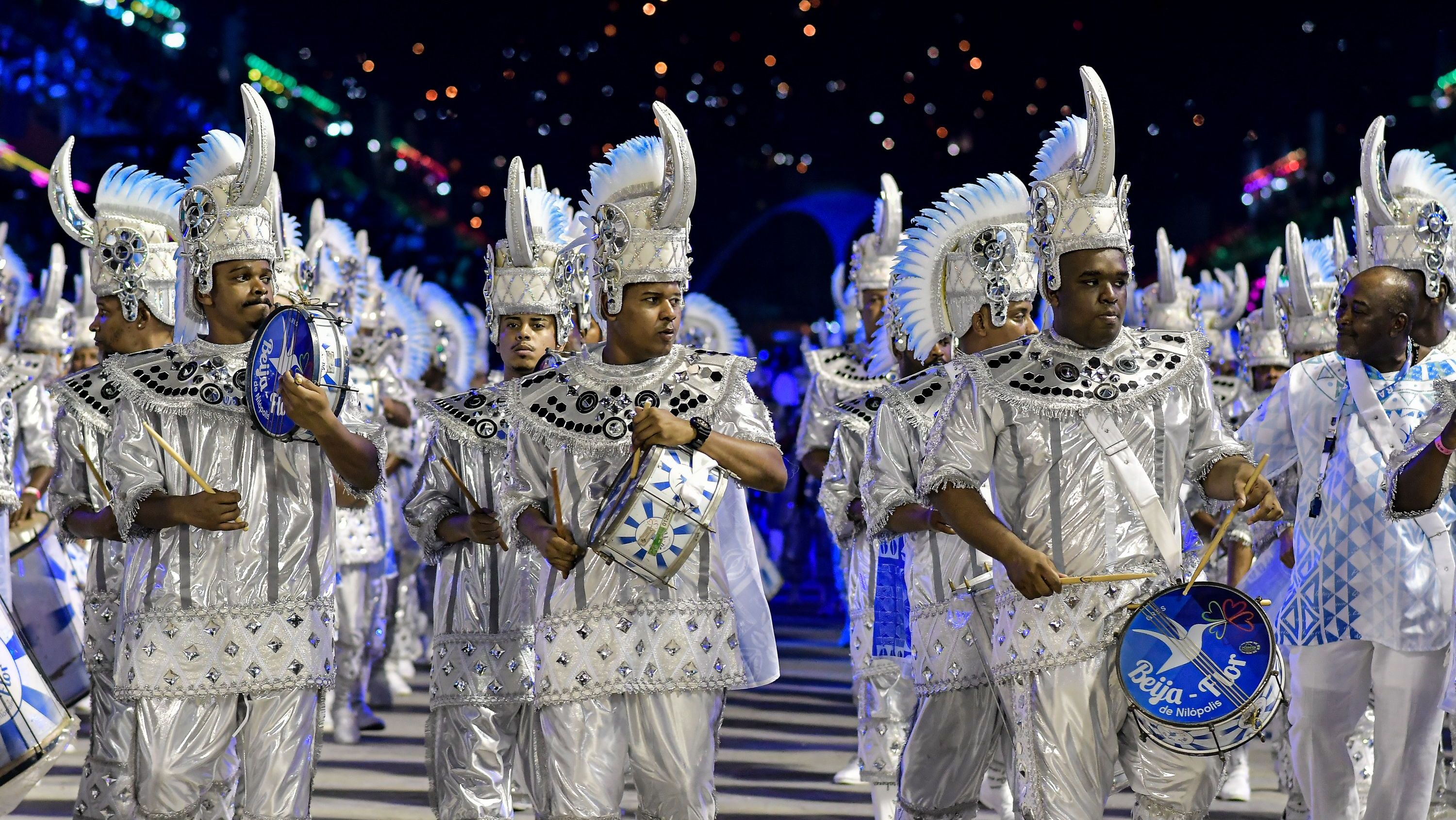 Bateria da Escola de Samba Beija Flor durante apresentação no desfile do Grupo Especial do Carnaval do Rio de Janeiro na Marques de Sapucaí em 2022