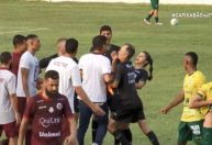 Técnico é demitido após dar cabeçada em assistente de arbitragem durante intervalo