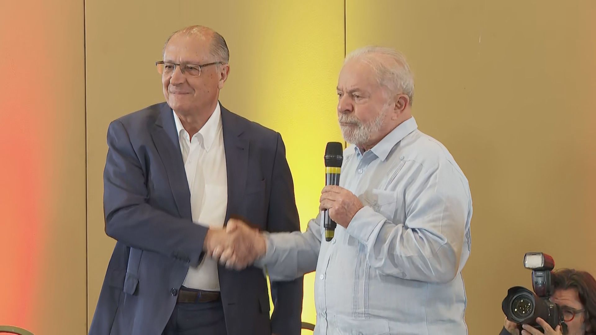 Lula e Geraldo Alckmin durante evento em que o PSB apresentou seu nome para vice para corrida eleitoral