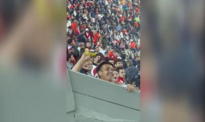 Torcedor do River é flagrado atirando banana em torcedores do Fortaleza