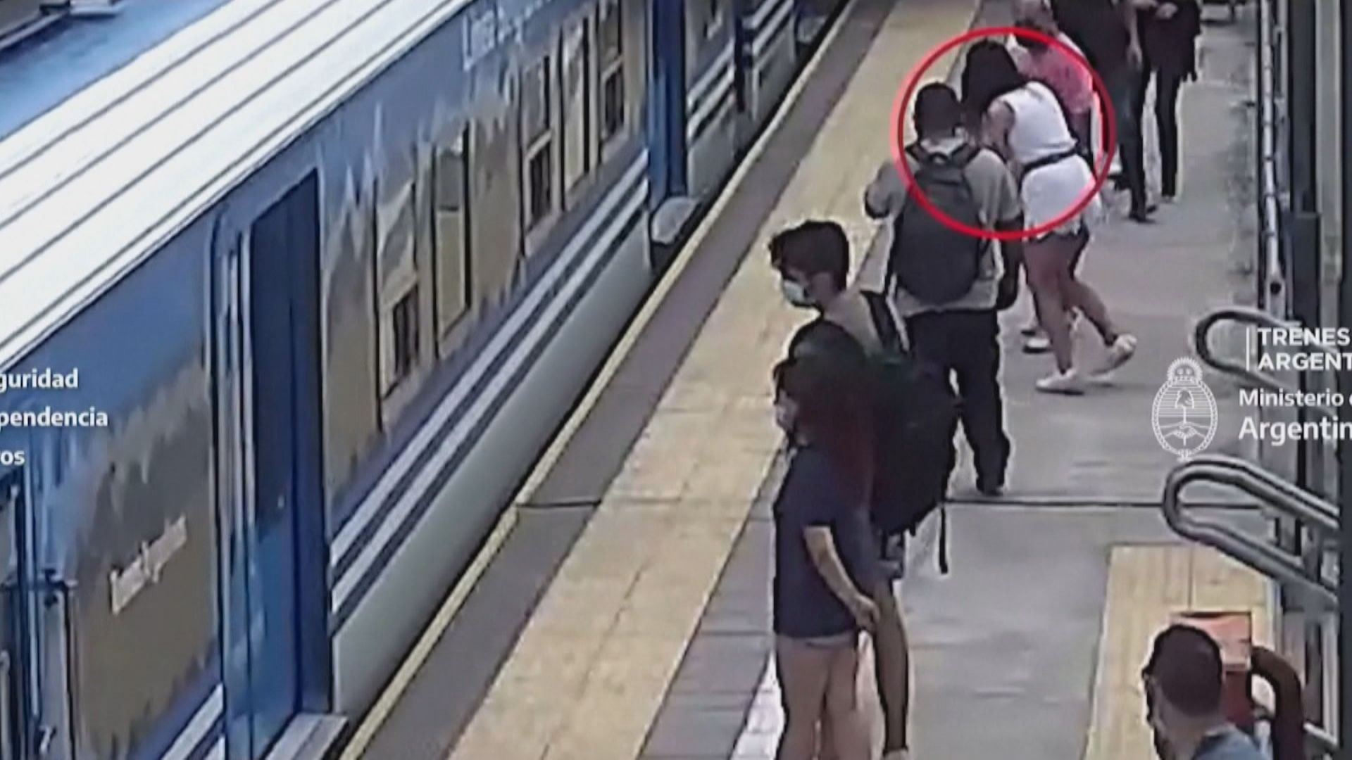 Mulher desmaia e cai entre vagões na Argentina