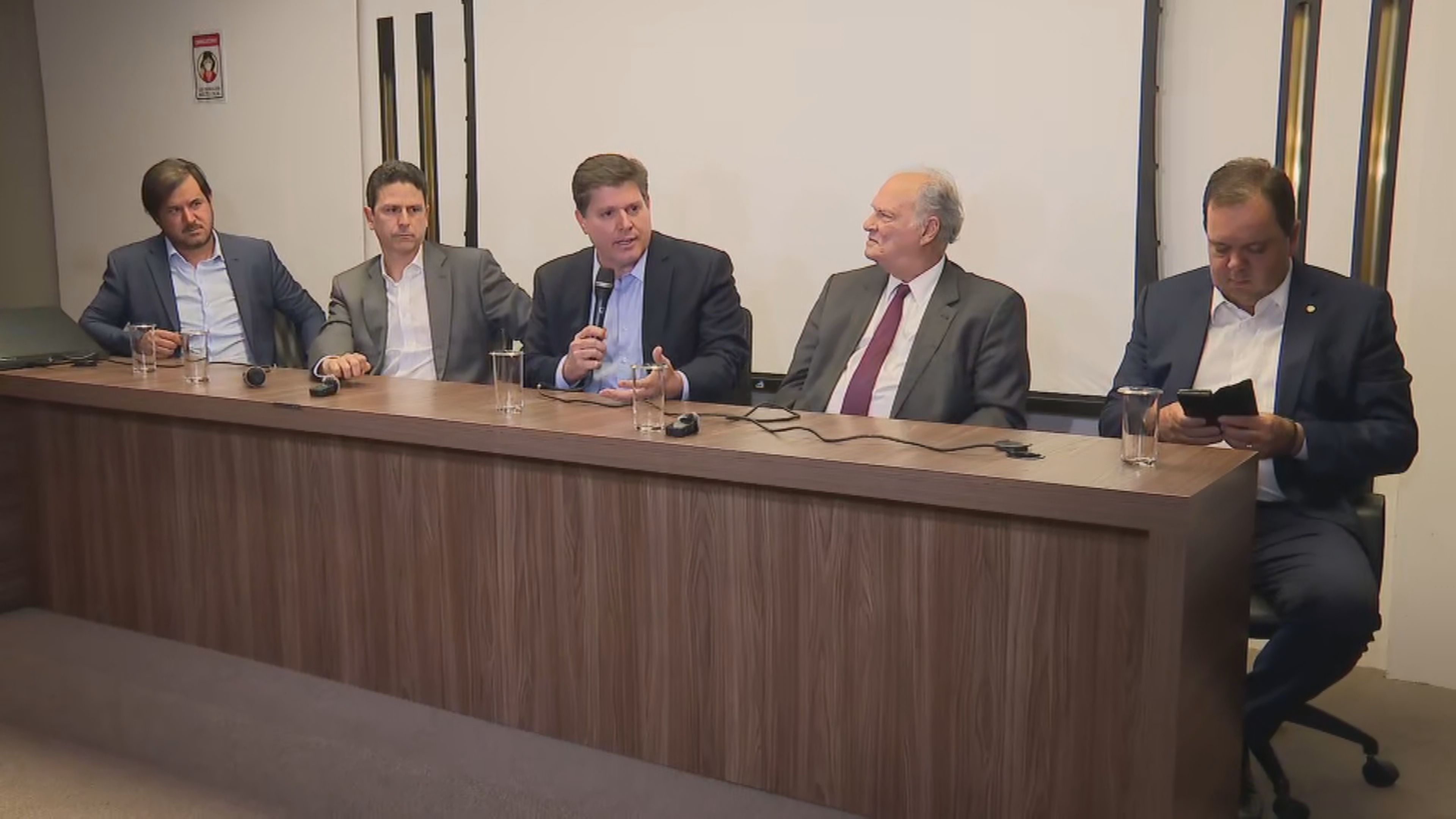 Lideranças da 3ª via falam após reunião