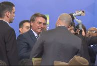 Bolsonaro recebe Daniel Silveira com um abraço em evento no Planalto