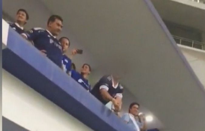 Torcedores palmeirenses flagraram ofensas racistas de um torcedor do Emelec / Reprodução / Redes Sociais