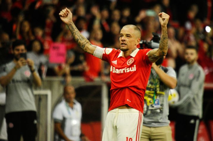 Andrés D'Alessandro, jogador do Internacional, comemora seu gol marcado sobre o Fortaleza durante partida válida pela segunda rodada do Campeonato Brasileiro no estádio Beira-Rio, em Porto Alegre (RS), na noite deste domingo / Foto: Donaldo Hadlich/Código 19/Estadão Conteúdo