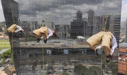 Bailarinas e acrobatas se apresentam a 70 metros de altura em São Paulo